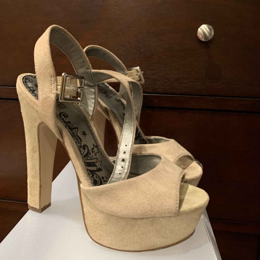 Nude heels size 5